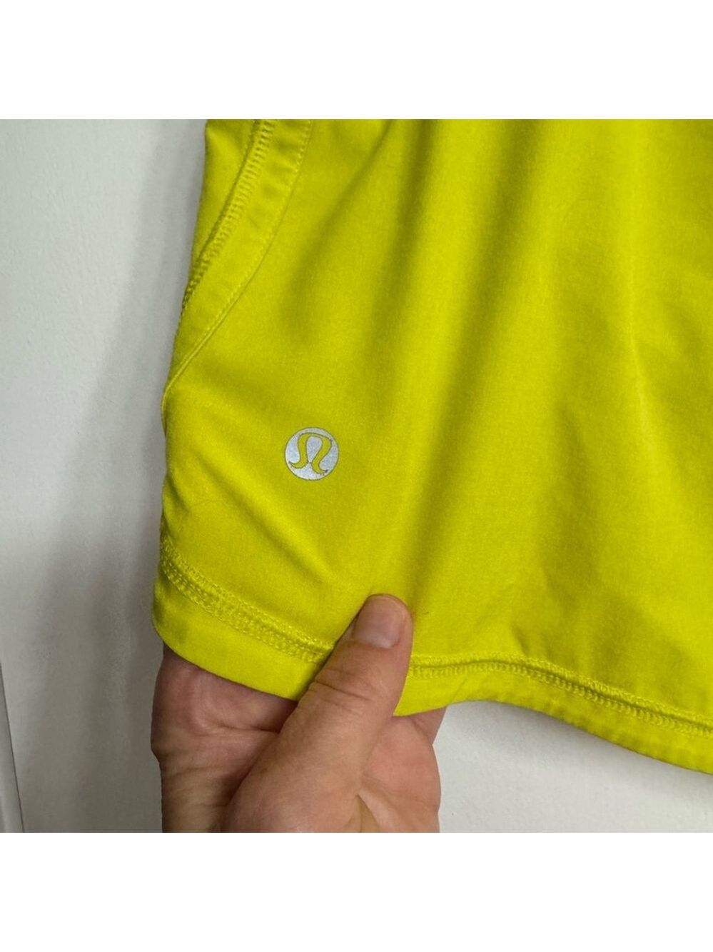 Lululemon Shorts Highlight Yellow - Picture 4 of 11